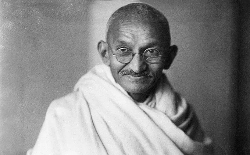 Mahatma-Gandhi_studio_1931-tagliata-820x511