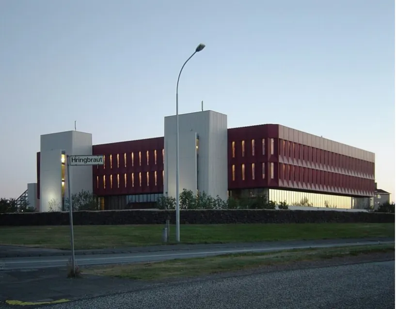 Biblioteca Nacional y Universitaria de Islandia (Imagen de Gunnar Klack, CC BY-SA 4.0, via Wikimedia Commons)