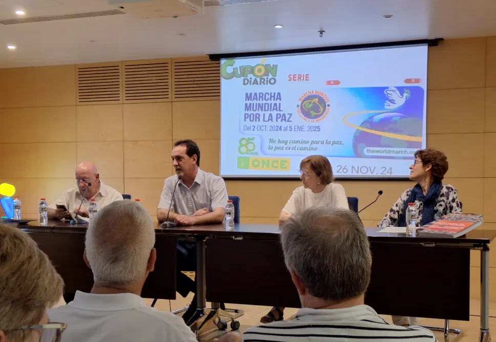Enric Boti delegado de la ONCE junto a representantes de la asociaión Mundo Sin guerras Cataluña
